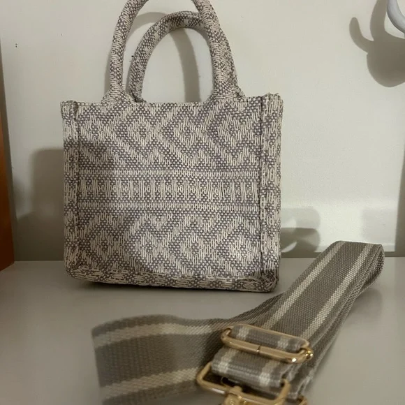 Stylish Gray Patterned Handbag - Picture 3 of 3